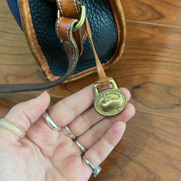 Vintage 1980s Dooney & Bourke Black and Tan Pebble Leather Crossbody Purse Bag - Picture 6 of 15